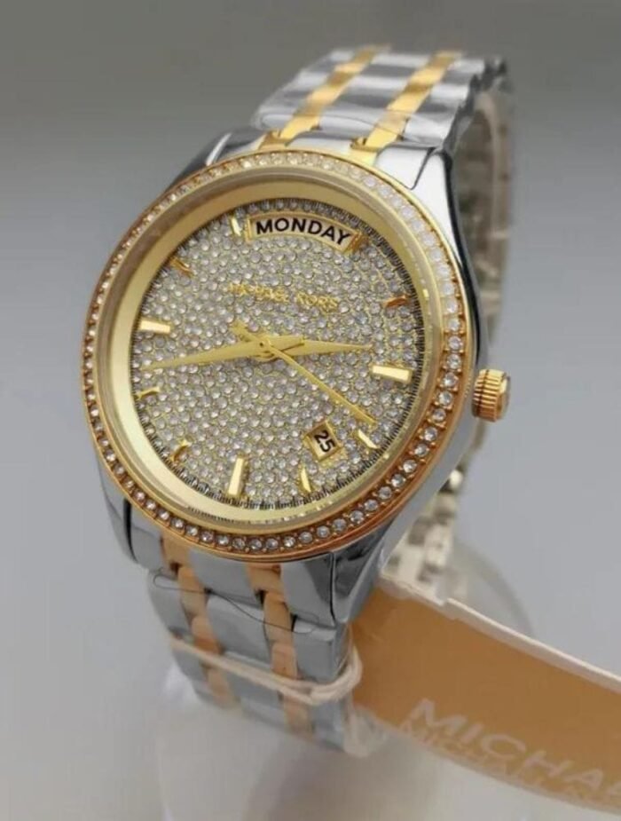 Marque: Michael Kors Modèle: Darci Boîtier: Diamètre : 35 mm Epaisseur : 7 mm Acier inoxydable Black Cadran: Verre : Minéral Black Bracelet: Largeur : 14 mm Acier inoxydable Black Etanchéité: 50 m (5 ATM) Type de boucle: Boucle déployante