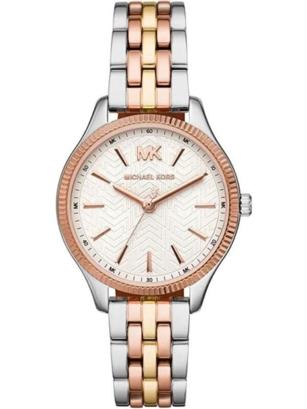 Un design audacieux, architectural et incroyablement polyvalent. La montre Michael Kors Lexington MK6642 est une pièce de mode au caractère affirmé. Son design tricolore unique, mêlant l'acier, l'or jaune et l'or rose, se distingue par son cadran texturé et sa lunette cannelée. Rehaussée d'une lunette sertie de cristaux, c'est la montre parfaite pour la femme marocaine qui aime tout porter.