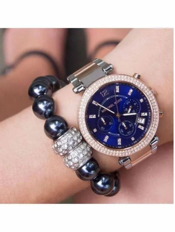 Marque: Michael Kors Modèle: Parker Boîtier: Diamètre : 39 mm Epaisseur : 11 mm Acier inoxydable Argent, doré Cadran: Verre : Minéral Bleu Bracelet: Largeur : 20 mm Acier inoxydable Argent, doré Etanchéité: 100 m (10 ATM) Type de boucle: Boucle déployante Détails techniques: Dateur Chronomètre