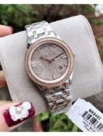 Marque: Michael Kors Modèle: Lexington Boîtier: Diamètre : 38 mm Epaisseur : 12 mm Acier inoxydable Argent, doré, jaune Cadran: Verre : Minéral Argent Bracelet: Largeur : 20 mm Acier inoxydable Argent, doré Type de boucle: Boucle déployante Etanchéité: 100 m (10 ATM) Détails techniques: Dateur Chronomètre