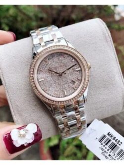 Marque: Michael Kors Modèle: Lexington Boîtier: Diamètre : 38 mm Epaisseur : 12 mm Acier inoxydable Argent, doré, jaune Cadran: Verre : Minéral Argent Bracelet: Largeur : 20 mm Acier inoxydable Argent, doré Type de boucle: Boucle déployante Etanchéité: 100 m (10 ATM) Détails techniques: Dateur Chronomètre