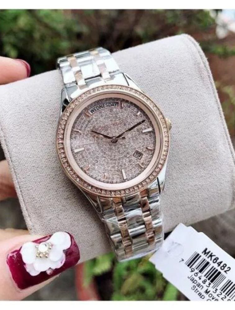 Marque: Michael Kors Modèle: Lexington Boîtier: Diamètre : 38 mm Epaisseur : 12 mm Acier inoxydable Argent, doré, jaune Cadran: Verre : Minéral Argent Bracelet: Largeur : 20 mm Acier inoxydable Argent, doré Type de boucle: Boucle déployante Etanchéité: 100 m (10 ATM) Détails techniques: Dateur Chronomètre