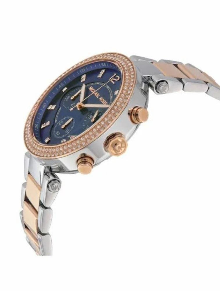 Marque: Michael Kors Modèle: Parker Boîtier: Diamètre : 39 mm Epaisseur : 11 mm Acier inoxydable Argent, doré Cadran: Verre : Minéral Bleu Bracelet: Largeur : 20 mm Acier inoxydable Argent, doré Etanchéité: 100 m (10 ATM) Type de boucle: Boucle déployante Détails techniques: Dateur Chronomètre