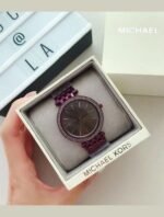 Marque: Michael Kors Modèle: Darci Boîtier: Diamètre : 39 mm Epaisseur : 8 mm Acier inoxydable Plum-tone Cadran: Verre : Minéral Plum-tone Bracelet: Acier inoxydable Plum-tone Etanchéité: 50 m (5 ATM) Type de boucle: Boucle déployante