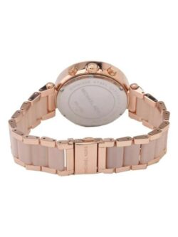 Marque: Michael Kors Modèle: Parker Boîtier: Diamètre : 39 mm Epaisseur : 12 mm Acier inoxydable Doré Cadran: Verre : Minéral Argent Bracelet: Largeur : 26 mm Acier inoxydable Doré Etanchéité: 100 m (10 ATM) Type de boucle: Boucle déployante Détails techniques: Dateur Chronomètre