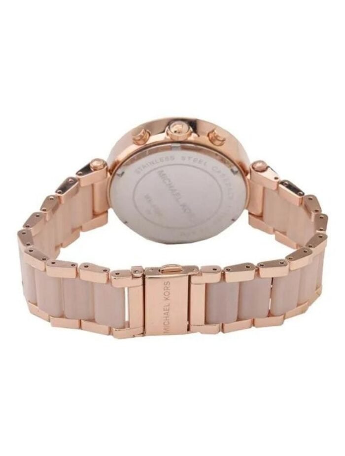 Marque: Michael Kors Modèle: Parker Boîtier: Diamètre : 39 mm Epaisseur : 12 mm Acier inoxydable Doré Cadran: Verre : Minéral Argent Bracelet: Largeur : 26 mm Acier inoxydable Doré Etanchéité: 100 m (10 ATM) Type de boucle: Boucle déployante Détails techniques: Dateur Chronomètre