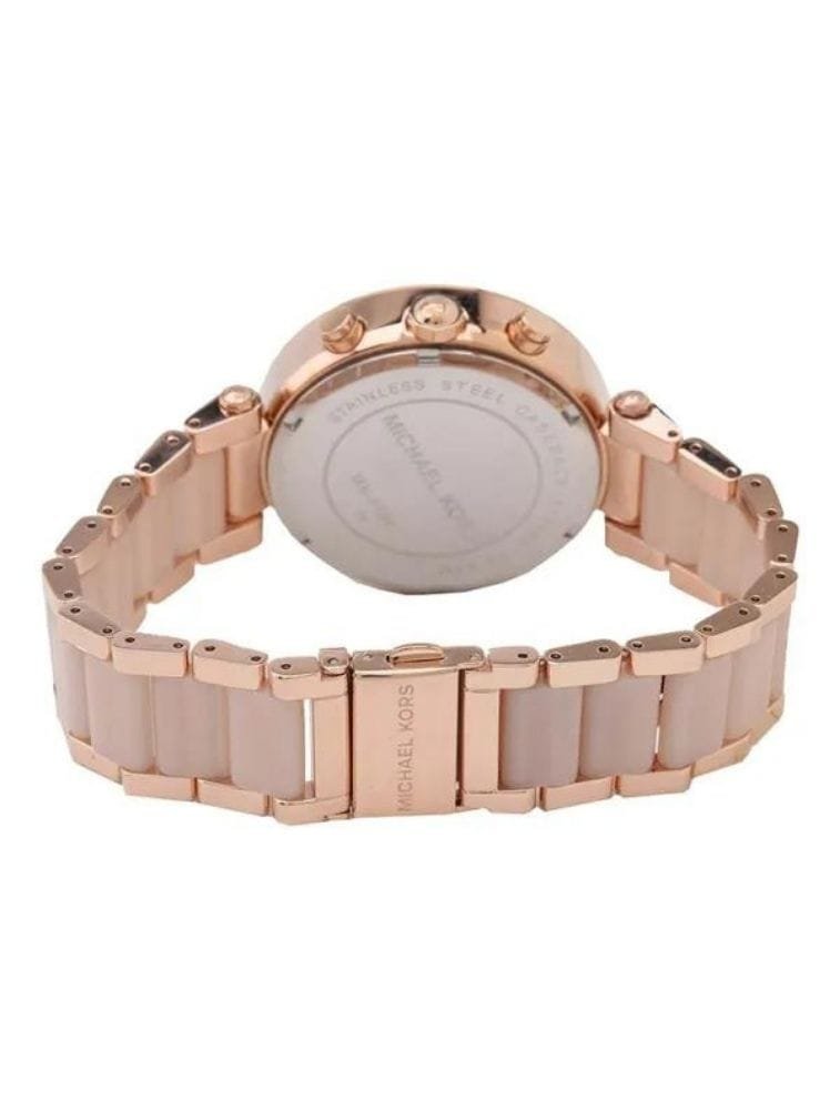 Marque: Michael Kors Modèle: Parker Boîtier: Diamètre : 39 mm Epaisseur : 12 mm Acier inoxydable Doré Cadran: Verre : Minéral Argent Bracelet: Largeur : 26 mm Acier inoxydable Doré Etanchéité: 100 m (10 ATM) Type de boucle: Boucle déployante Détails techniques: Dateur Chronomètre