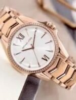 Marque: Michael Kors Modèle: Whitney Boîtier: Diamètre : 38 mm Epaisseur : 8 mm Acier inoxydable Bronze Cadran: Verre : Minéral Bronze Bracelet: Acier inoxydable Bronze Etanchéité: 50 m (5 ATM) Type de boucle: Boucle déployant