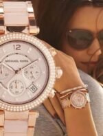 Marque: Michael Kors Modèle: Parker Boîtier: Diamètre : 39 mm Epaisseur : 12 mm Acier inoxydable Doré Cadran: Verre : Minéral Argent Bracelet: Largeur : 26 mm Acier inoxydable Doré Etanchéité: 100 m (10 ATM) Type de boucle: Boucle déployante Détails techniques: Dateur Chronomètre