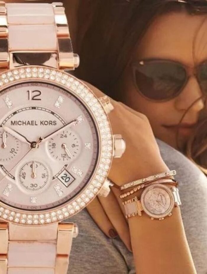 Marque: Michael Kors Modèle: Parker Boîtier: Diamètre : 39 mm Epaisseur : 12 mm Acier inoxydable Doré Cadran: Verre : Minéral Argent Bracelet: Largeur : 26 mm Acier inoxydable Doré Etanchéité: 100 m (10 ATM) Type de boucle: Boucle déployante Détails techniques: Dateur Chronomètre