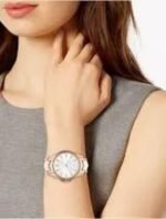 Marque: Michael Kors Modèle: Whitney Boîtier: Diamètre : 38 mm Epaisseur : 8 mm Acier inoxydable Bronze Cadran: Verre : Minéral Bronze Bracelet: Acier inoxydable Bronze Etanchéité: 50 m (5 ATM) Type de boucle: Boucle déployant