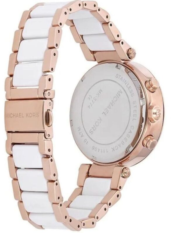 Marque: Michael Kors Modèle: Parker Boîtier: Diamètre : 39 mm Epaisseur : 12 mm Acier inoxydable Doré Cadran: Verre : Minéral Blanc Bracelet: Largeur : 20 mm Acier inoxydable Blanc, doré Etanchéité: 100 m (10 ATM) Type de boucle: Boucle déployante Détails techniques: Dateur Chronomètre