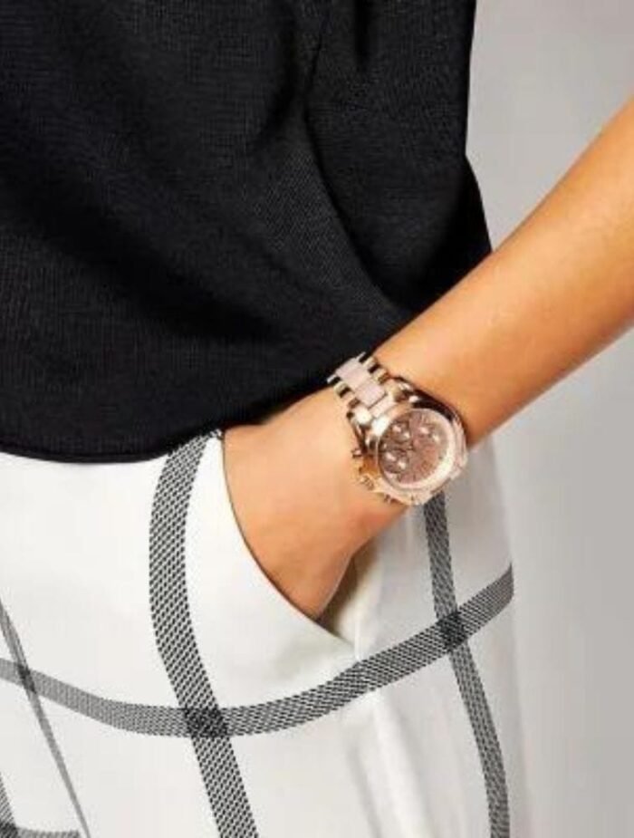 Marque: Michael Kors Modèle: Bradshaw Boîtier: Diamètre : 36 mm Epaisseur : 13 mm Acier inoxydable Doré Cadran: Verre : Minéral Doré Bracelet: Largeur : 18 mm Acier inoxydable Doré Etanchéité: 100 m (10 ATM) Type de boucle: Boucle déployante Détails techniques: Dateur Chronomètre