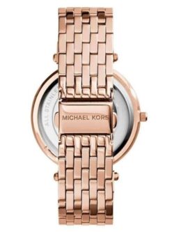 Marque: Michael Kors Modèle: Darci Boîtier: Diamètre : 39 mm Epaisseur : 14 mm Acier inoxydable Argent, doré Cadran: Verre : Minéral Violet Bracelet: Acier inoxydable Argent, doré Etanchéité: 50 m (5 ATM) Type de boucle: Boucle déployante