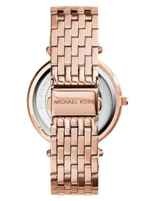 Marque: Michael Kors Modèle: Darci Boîtier: Diamètre : 39 mm Epaisseur : 14 mm Acier inoxydable Argent, doré Cadran: Verre : Minéral Violet Bracelet: Acier inoxydable Argent, doré Etanchéité: 50 m (5 ATM) Type de boucle: Boucle déployante