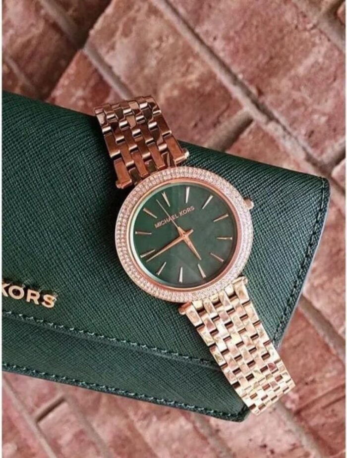 Marque: Michael Kors Modèle: Darci Boîtier: Diamètre : 39 mm Epaisseur : 14 mm Acier inoxydable Argent, doré Cadran: Verre : Minéral Violet Bracelet: Acier inoxydable Argent, doré Etanchéité: 50 m (5 ATM) Type de boucle: Boucle déployante