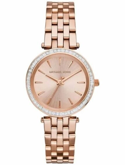 Marque: Michael Kors Modèle: Darci Boîtier: Diamètre : 33 mm Epaisseur : 7 mm Acier inoxydable Doré Cadran: Verre : Minéral Doré Bracelet: Largeur : 16 mm Acier inoxydable Doré Etanchéité: 50 m (5 ATM) Type de boucle: Boucle déployante