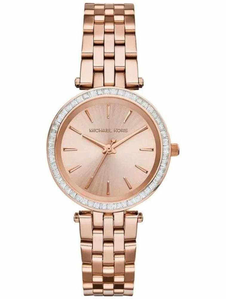 Marque: Michael Kors Modèle: Darci Boîtier: Diamètre : 33 mm Epaisseur : 7 mm Acier inoxydable Doré Cadran: Verre : Minéral Doré Bracelet: Largeur : 16 mm Acier inoxydable Doré Etanchéité: 50 m (5 ATM) Type de boucle: Boucle déployante