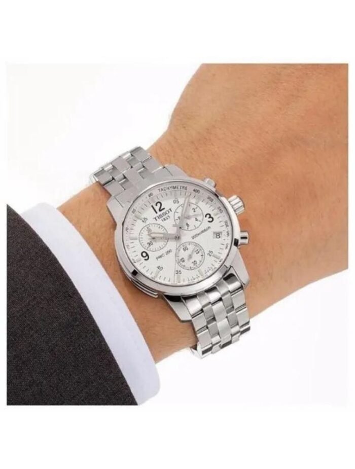 Marque: TISSOT Modèle: PRC200 Boîtier: Diamètre : 40 mm Epaisseur : 12 mm Acier inoxydable Argent Cadran: Verre : Minéral Blanc Bracelet: Largeur : 18 mm Acier inoxydable Argent Etanchéité: 200 m (20 ATM) Type de boucle: Boucle déployante Détails techniques: Dateur Chronomètre