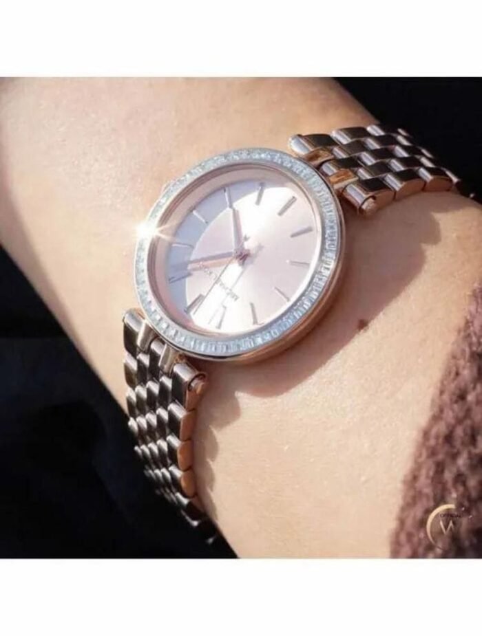 Marque: Michael Kors Modèle: Darci Boîtier: Diamètre : 33 mm Epaisseur : 7 mm Acier inoxydable Doré Cadran: Verre : Minéral Doré Bracelet: Largeur : 16 mm Acier inoxydable Doré Etanchéité: 50 m (5 ATM) Type de boucle: Boucle déployante