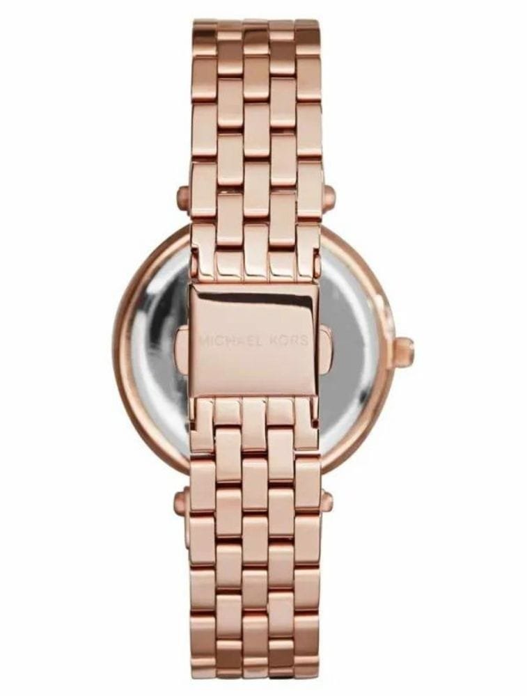 Marque: Michael Kors Modèle: Darci Boîtier: Diamètre : 33 mm Epaisseur : 7 mm Acier inoxydable Doré Cadran: Verre : Minéral Doré Bracelet: Largeur : 16 mm Acier inoxydable Doré Etanchéité: 50 m (5 ATM) Type de boucle: Boucle déployante