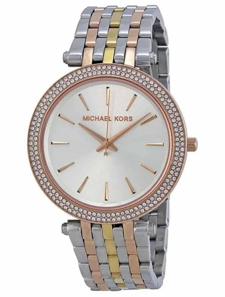 Marque: Michael Kors Modèle: Darci Boîtier: Diamètre : 39 mm Epaisseur : 7 mm Acier inoxydable Argent, doré Cadran: Verre : Minéral Argent Bracelet: Largeur : 19 mm Acier inoxydable Argent, doré Etanchéité: 50 m (5 ATM) Type de boucle: Boucle déployante Détails techniques: Dateur Chronomètre