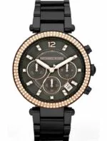 Marque: Michael Kors Modèle: Darci Boîtier: Diamètre : 39 mm Epaisseur : 11 mm Acier inoxydable Argent, doré Cadran: Verre : Minéral Noir Bracelet: Largeur : 12 mm Acier inoxydable Noir Etanchéité: 50 m (5 ATM) Type de boucle: Boucle déployante Détails techniques: Dateur Chronomètre