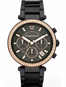 Marque: Michael Kors Modèle: Darci Boîtier: Diamètre : 39 mm Epaisseur : 11 mm Acier inoxydable Argent, doré Cadran: Verre : Minéral Noir Bracelet: Largeur : 12 mm Acier inoxydable Noir Etanchéité: 50 m (5 ATM) Type de boucle: Boucle déployante Détails techniques: Dateur Chronomètre
