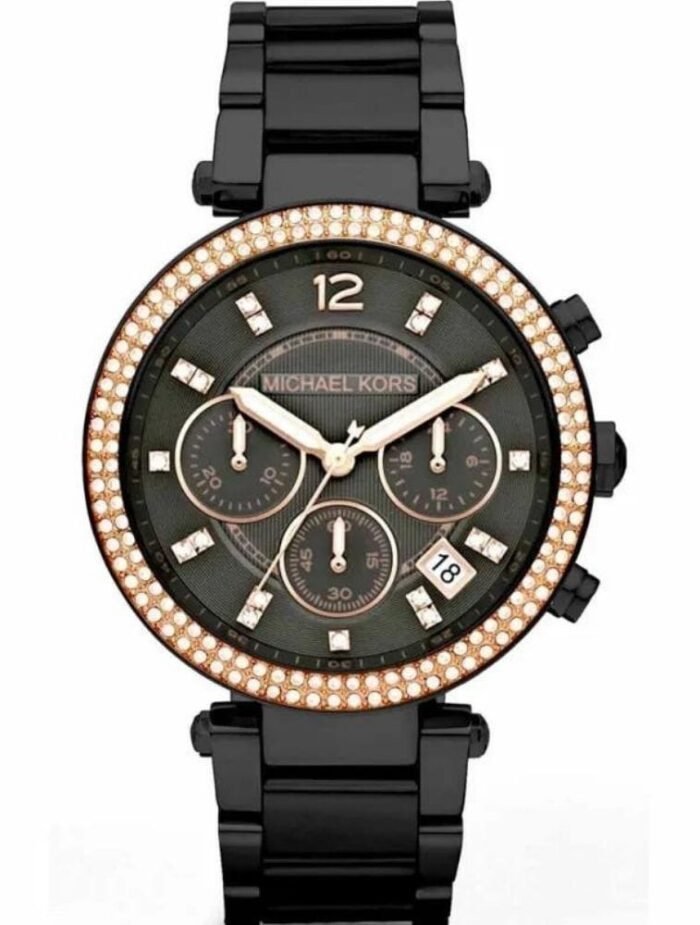 Marque: Michael Kors Modèle: Darci Boîtier: Diamètre : 39 mm Epaisseur : 11 mm Acier inoxydable Argent, doré Cadran: Verre : Minéral Noir Bracelet: Largeur : 12 mm Acier inoxydable Noir Etanchéité: 50 m (5 ATM) Type de boucle: Boucle déployante Détails techniques: Dateur Chronomètre