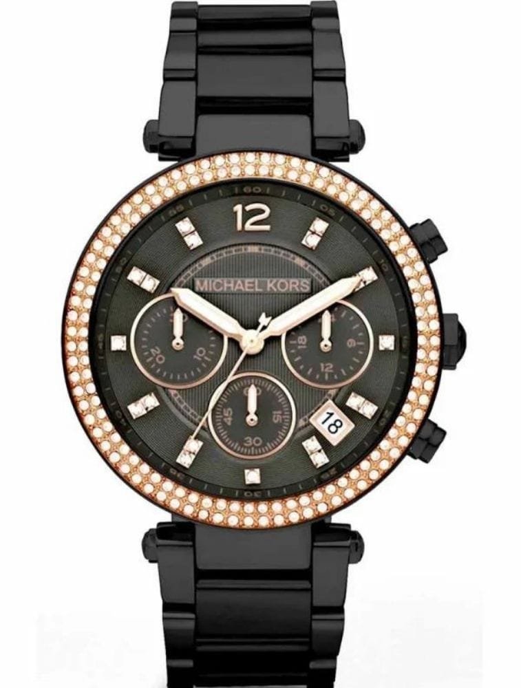 Marque: Michael Kors Modèle: Darci Boîtier: Diamètre : 39 mm Epaisseur : 11 mm Acier inoxydable Argent, doré Cadran: Verre : Minéral Noir Bracelet: Largeur : 12 mm Acier inoxydable Noir Etanchéité: 50 m (5 ATM) Type de boucle: Boucle déployante Détails techniques: Dateur Chronomètre