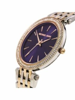 Marque: Michael Kors Modèle: Darci Boîtier: Diamètre : 39 mm Epaisseur : 14 mm Acier inoxydable Argent, doré Cadran: Verre : Minéral Violet Bracelet: Acier inoxydable Argent, doré Etanchéité: 50 m (5 ATM) Type de boucle: Boucle déployante