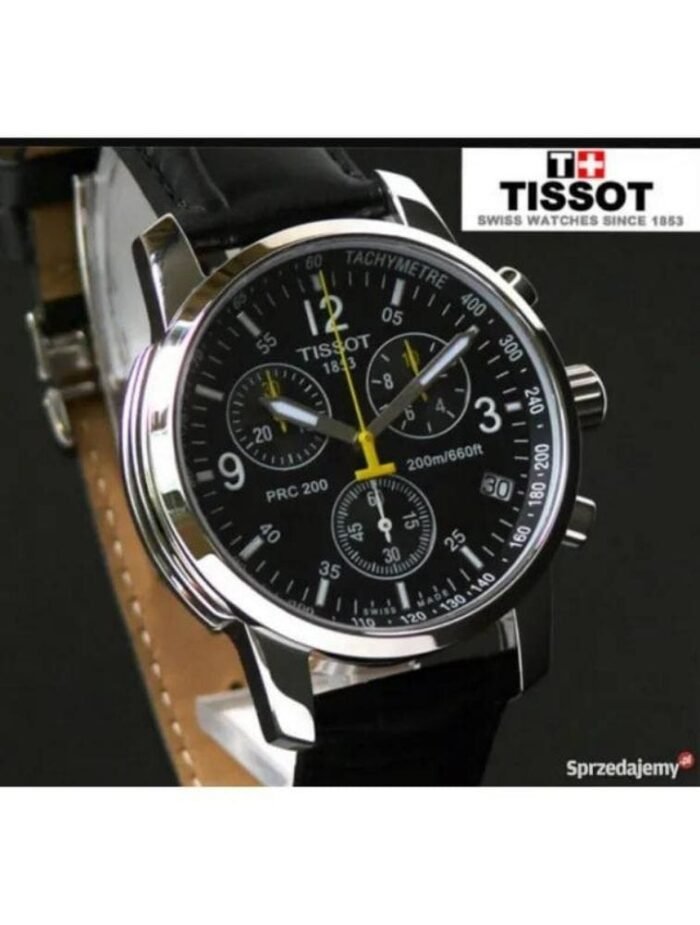Marque: TISSOT Modèle: PRC200 Boîtier: Diamètre : 40 mm Epaisseur : 11 mm Acier inoxydable Argent Cadran: Verre : Minéral Noir Bracelet: Largeur : 19 mm Cuir Noir Etanchéité: 200 m (20 ATM) Type de boucle: Boucle déployante Détails techniques: Dateur Chronomètre