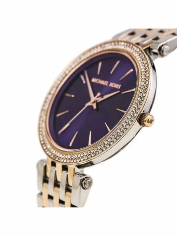 Marque: Michael Kors Modèle: Darci Boîtier: Diamètre : 39 mm Epaisseur : 14 mm Acier inoxydable Argent, doré Cadran: Verre : Minéral Violet Bracelet: Acier inoxydable Argent, doré Etanchéité: 50 m (5 ATM) Type de boucle: Boucle déployante