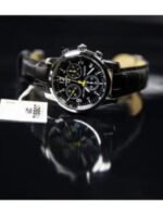 Marque: TISSOT Modèle: PRC200 Boîtier: Diamètre : 40 mm Epaisseur : 11 mm Acier inoxydable Argent Cadran: Verre : Minéral Noir Bracelet: Largeur : 19 mm Cuir Noir Etanchéité: 200 m (20 ATM) Type de boucle: Boucle déployante Détails techniques: Dateur Chronomètre