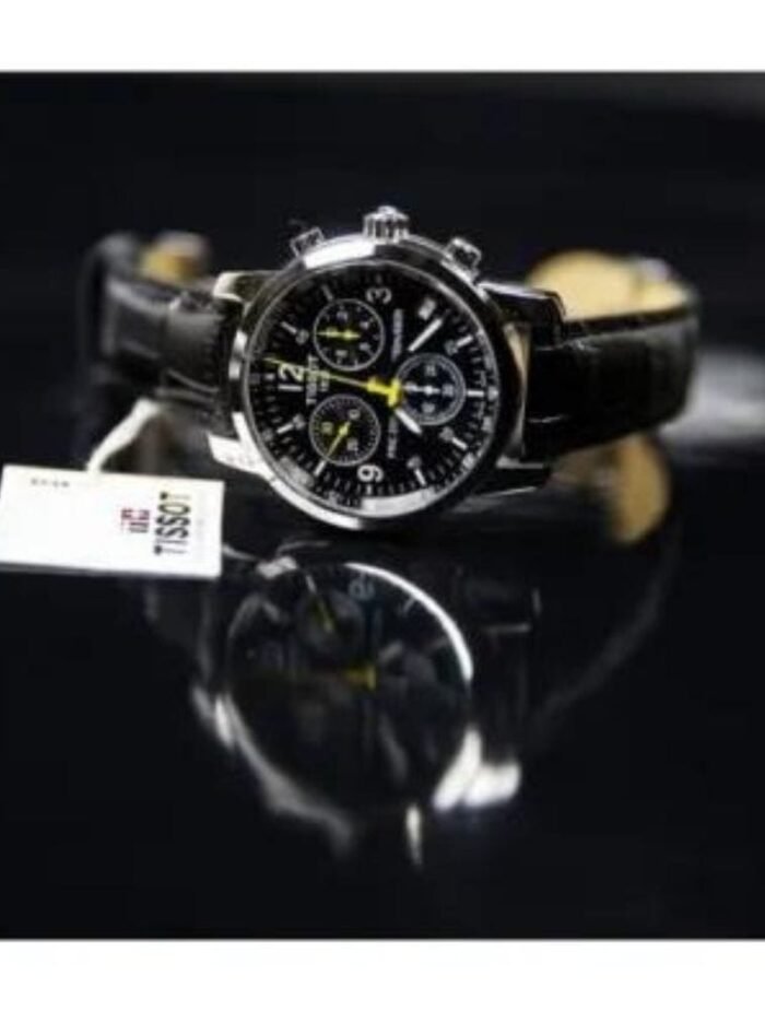 Marque: TISSOT Modèle: PRC200 Boîtier: Diamètre : 40 mm Epaisseur : 11 mm Acier inoxydable Argent Cadran: Verre : Minéral Noir Bracelet: Largeur : 19 mm Cuir Noir Etanchéité: 200 m (20 ATM) Type de boucle: Boucle déployante Détails techniques: Dateur Chronomètre