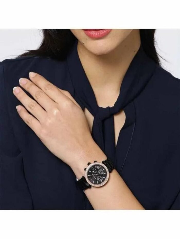 Marque: Michael Kors Modèle: Darci Boîtier: Diamètre : 39 mm Epaisseur : 11 mm Acier inoxydable Argent, doré Cadran: Verre : Minéral Noir Bracelet: Largeur : 12 mm Acier inoxydable Noir Etanchéité: 50 m (5 ATM) Type de boucle: Boucle déployante Détails techniques: Dateur Chronomètre