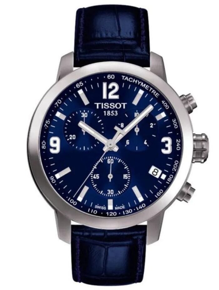 Marque: TISSOT Modèle: PRC200 Boîtier: Diamètre : 42 mm Epaisseur : 12 mm Acier inoxydable Argent Cadran: Verre : Minéral Blanc Bracelet: Largeur : 19 mm Cuir bleu Etanchéité: 200 m (20 ATM) Type de boucle: Boucle déployante Détails techniques: Dateur Chronomètre
