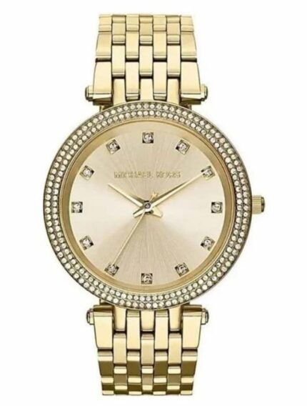 Marque: Michael Kors Modèle: Darci Boîtier: Diamètre : 37 mm Epaisseur : 9 mm Acier inoxydable Doré Cadran: Verre : Minéral Doré Bracelet: Largeur : 18 mm Acier inoxydable Doré Etanchéité: 50 m (5 ATM) Type de boucle: Boucle déployante