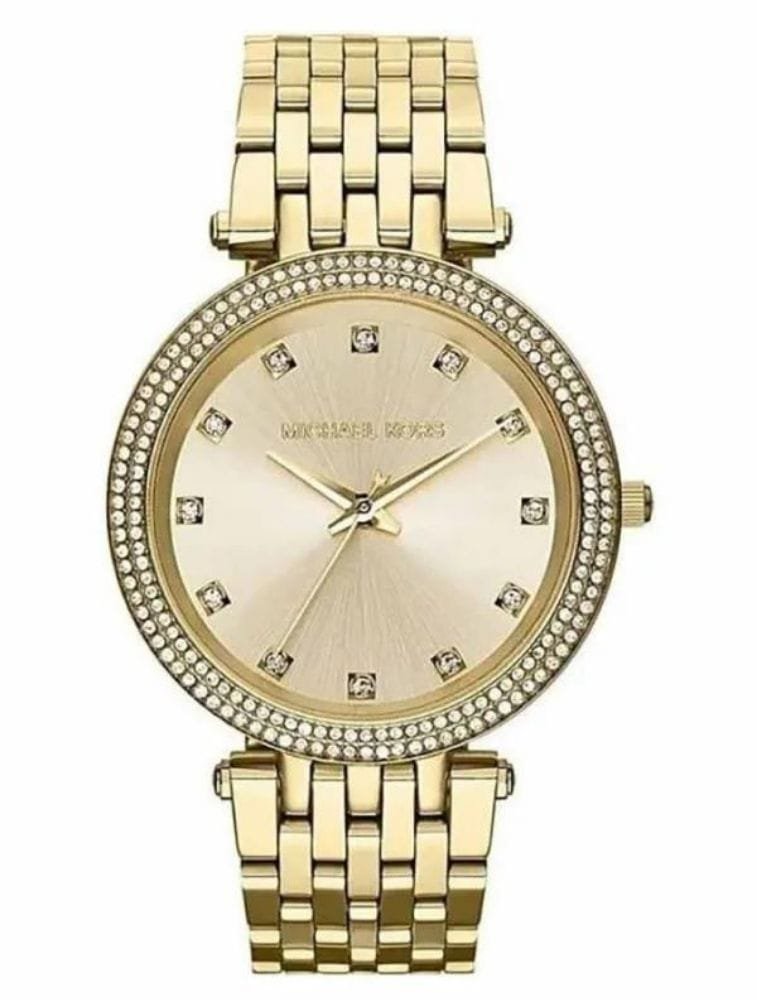 Marque: Michael Kors Modèle: Darci Boîtier: Diamètre : 37 mm Epaisseur : 9 mm Acier inoxydable Doré Cadran: Verre : Minéral Doré Bracelet: Largeur : 18 mm Acier inoxydable Doré Etanchéité: 50 m (5 ATM) Type de boucle: Boucle déployante