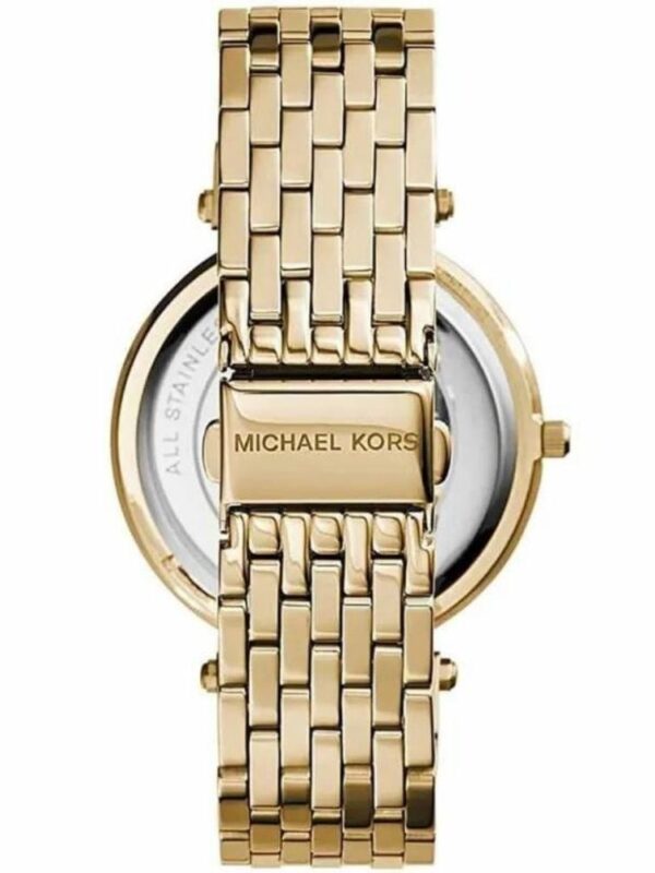 Marque: Michael Kors Modèle: Darci Boîtier: Diamètre : 37 mm Epaisseur : 9 mm Acier inoxydable Doré Cadran: Verre : Minéral Doré Bracelet: Largeur : 18 mm Acier inoxydable Doré Etanchéité: 50 m (5 ATM) Type de boucle: Boucle déployante