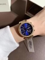 Marque: Michael Kors Modèle PARKER Boîtier: Diamètre : 37 mm Epaisseur : 8 mm Acier inoxydable Bronze Cadran: Verre : Minéral Bronze Bracelet: Acier inoxydable Bronze Etanchéité: 50 m (5 ATM) Type de boucle: Boucle déployant