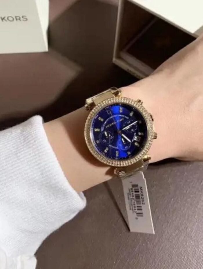 Marque: Michael Kors Modèle PARKER Boîtier: Diamètre : 37 mm Epaisseur : 8 mm Acier inoxydable Bronze Cadran: Verre : Minéral Bronze Bracelet: Acier inoxydable Bronze Etanchéité: 50 m (5 ATM) Type de boucle: Boucle déployant