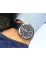 Marque: TISSOT Modèle: PRC200 Boîtier: Diamètre : 42 mm Epaisseur : 12 mm Acier inoxydable Argent Cadran: Verre : Minéral Blanc Bracelet: Largeur : 19 mm Cuir bleu Etanchéité: 200 m (20 ATM) Type de boucle: Boucle déployante Détails techniques: Dateur Chronomètre