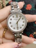 Marque: Michael Kors Modèle: Darci Boîtier: Diamètre : 36 mm Epaisseur : 7 mm Acier inoxydable Black Cadran: Verre : Minéral Black Bracelet: Largeur : 14 mm Acier inoxydable Black Etanchéité: 50 m (5 ATM) Type de boucle: Boucle déployante
