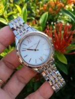 Marque: Michael Kors Modèle:RITZ Mindy Boîtier: Diamètre : 36 mm Epaisseur : 8 mm Acier inoxydable Bronze ARGENTE Cadran: Verre : Minéral Bronze ARGENTE Bracelet: Acier inoxydable Bronze Etanchéité: 50 m (5 ATM) Type de boucle: Boucle déployant
