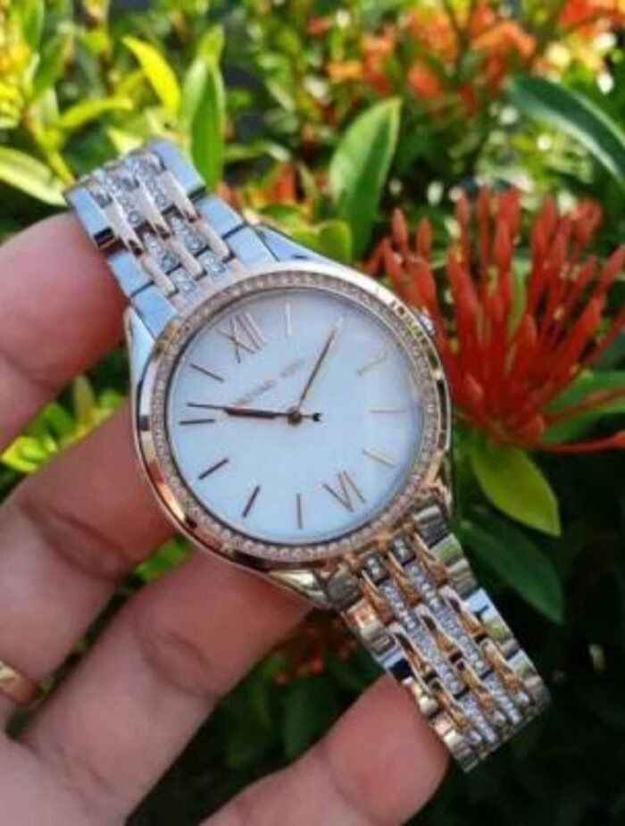 Marque: Michael Kors Modèle:RITZ Mindy Boîtier: Diamètre : 36 mm Epaisseur : 8 mm Acier inoxydable Bronze ARGENTE Cadran: Verre : Minéral Bronze ARGENTE Bracelet: Acier inoxydable Bronze Etanchéité: 50 m (5 ATM) Type de boucle: Boucle déployant