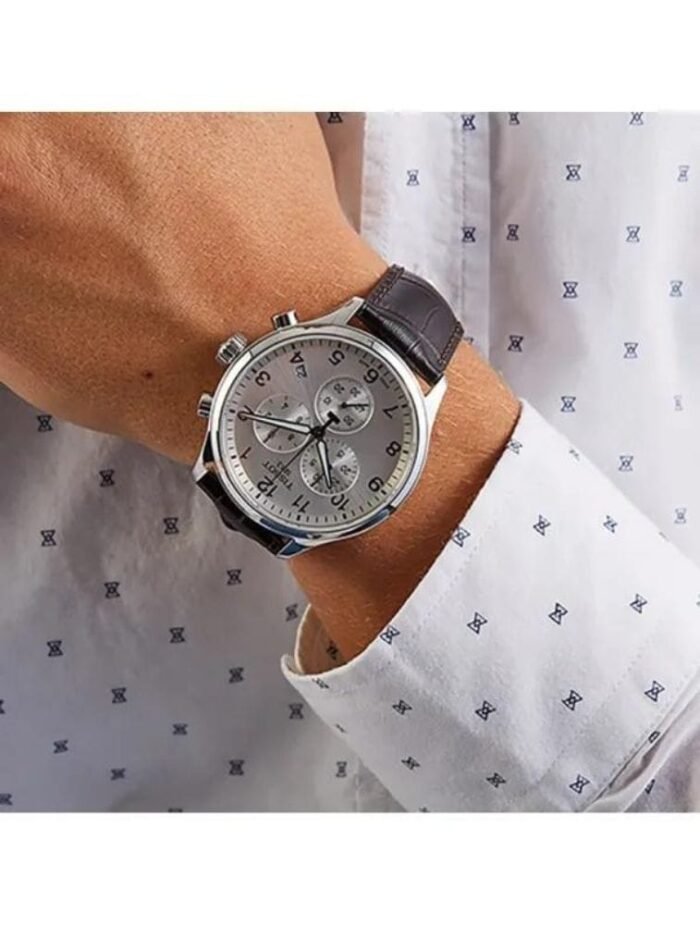 Marque: TISSOT Modèle: PRC200 Boîtier: Diamètre : 42 mm Epaisseur : 12 mm Acier inoxydable Argent Cadran: Verre : Minéral Blanc Bracelet: Largeur : 19 mm Cuir Marron Etanchéité: 200 m (20 ATM) Type de boucle: Boucle déployante Détails techniques: Dateur Chronomètre