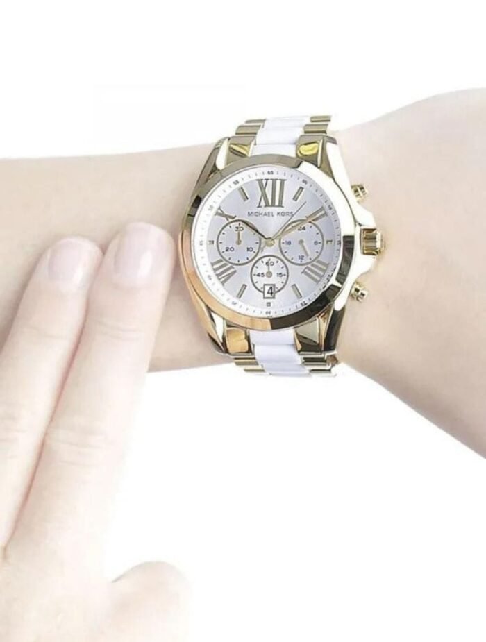 Marque: Michael Kors Modèle: Bradshaw Boîtier: Diamètre : 43 mm /36 mm Epaisseur : 13 mm Acier inoxydable Doré Cadran: Verre : Minéral Blanc Bracelet: Largeur : 22 mm Acier inoxydable Doré, blanc Etanchéité: 50 m (5 ATM) Type de boucle: Boucle déployante Détails techniques: Dateur Chronomètre