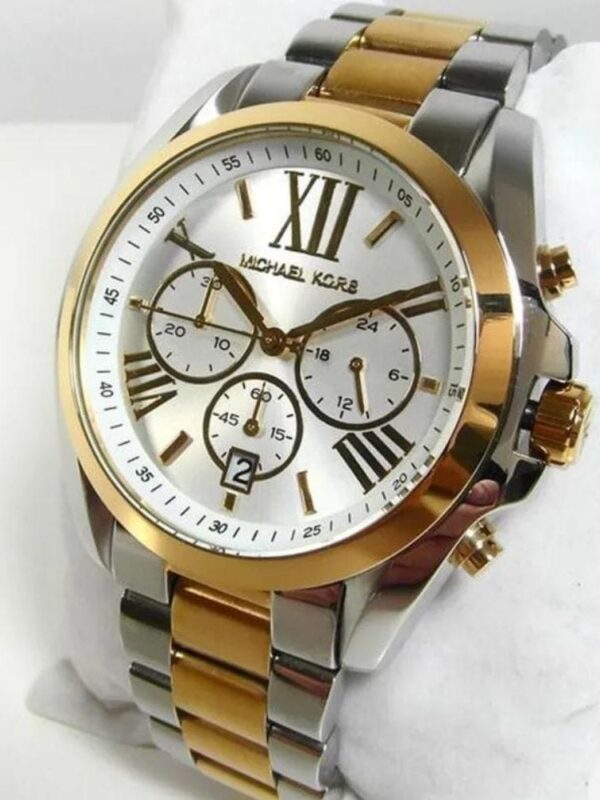 Marque: Michael Kors Modèle: Bradshaw Boîtier: Diamètre : Disponible en 36mm et 43 mm (Veuillez mentionner la taille souhaitée lors de la passation de la commande) Épaisseur : 12 mm Acier inoxydable Argent, doré, jaune Cadran: Verre : Minéral Argent Bracelet: Largeur : 20 mm Acier inoxydable Argent, doré Type de boucle: Boucle déployante Étanchéité: 100 m (10 ATM) Détails techniques: Dateur Chronomètre