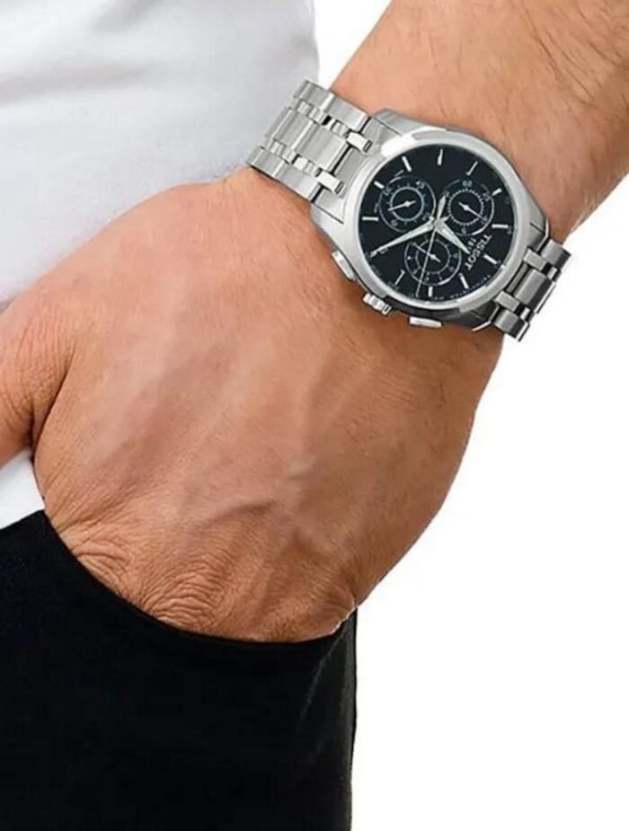 Marque: TISSOT Modèle: Couturier Boîtier: Diamètre : 41 mm Epaisseur : 11 mm Acier inoxydable Argent Cadran: Verre : Minéral Noir Bracelet: Largeur : 23 mm Acier inoxydable Argent Etanchéité: 100 m (10 ATM) Type de boucle: Boucle déployante Détails techniques: Dateur Chronomètre